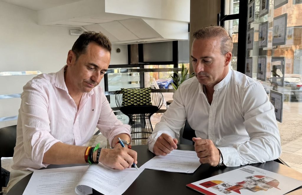 Representantes de PREVEMUR y de la Asociación de Empresarios de Los Camachos durante la firma del convenio de colaboración en prevención de riesgos laborales.